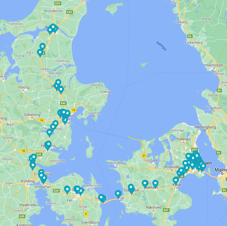 Kort over hurtigladere i Aalborg og København, samt langs motorvejen imellem.